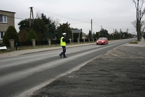 Policjant daje polecenie kierowcy, by się zatrzymał
