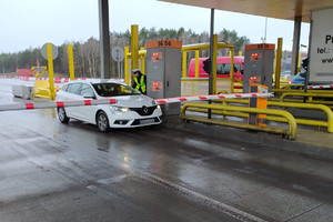 Policjantka kontroluje trzeźwość kierowcy renaulta