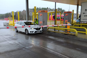 Policjantka kontroluje trzeźwość kierowcy renaulta