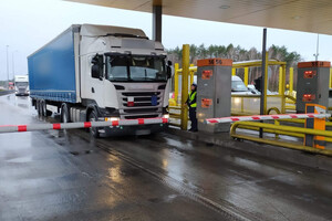 Policjantka kontroluje kierowcę TIR-a pod względem trzeźwości