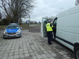 Policjant RD kontroluje kierowcę busa