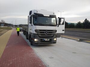 Policjant RD idzie na tył kontrolowanego TIR-a