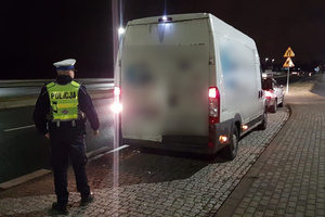 Policjant kontroluje światła w busie
