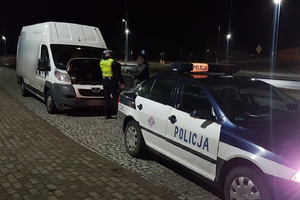 Policjant RD kontroluje stan silnika busa