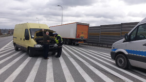 Policjant RD kontroluje stan silnika w dostawczaku