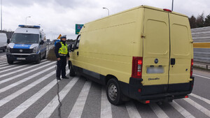 Policjant RD rozmawia z kierowca kontrolowanego busa