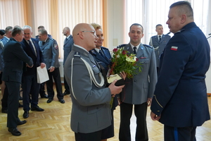 Podziękowania z kwiatami i upominkiem.