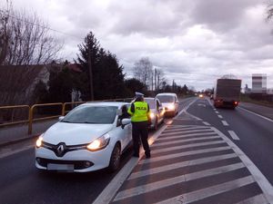 Policjantka RD kontroluje kierowcę renault