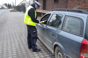 Policjantka RD kontroluje kierowcę pod względem trzeźwości