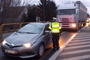 Policjantka RD kontroluje kierowcę toyoty