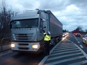 Policjantka RD podaje alcoblow kierowcy TIR-a