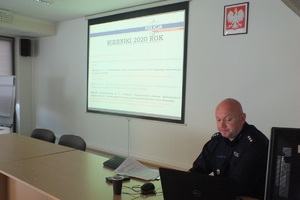Policjant z WRD KWP w Bydgoszczy omawia prezentację