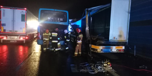 Policjanci robią oględziny silnika autobusu