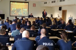 Osoba prowadzące szkolenie przemawia do policjantów