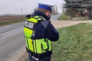 Policjant mierzy prędkość