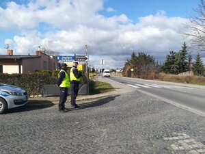 Patrol stoi na skraju drogi i prowadzi kontrole pod kątem przekraczania prędkości