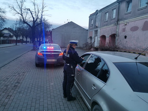 Policjantka z nieoznakowanego radiowozu prowadzi kontrolę