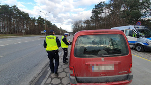 Policjant RD kontroluje kierowcę peugeota