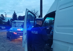 Policjant z nieoznakowanego radiowozu kontroluje kierowcę "dostawczaka"