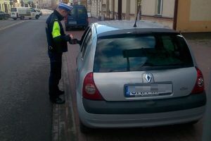 Policjant kontroluje kierowcę renault