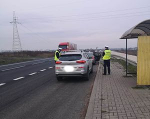 Policjant RD kontroluje kierowcę hyundaia