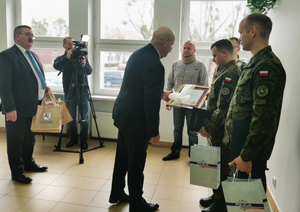 Władze samorządowe gratulują policjantom  żołnierzom