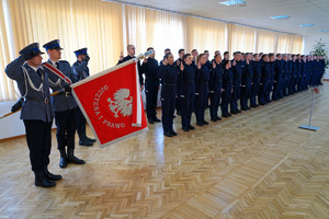 Nowo przyjęci policjanci ślubują przy poczcie flagowym