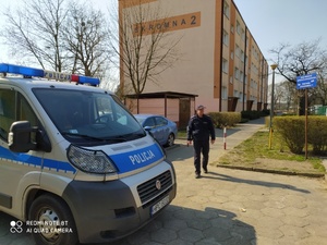 Policjant podczas patrolu na osiedlu.