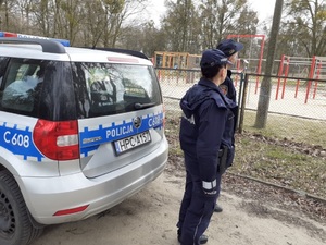 Policjantka ze Strażnikiem Gminnym patrolują teren parku