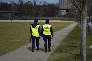 Policjantki patrolują teren Wyspy Młyńskiej w Bydgoszczy