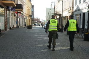 Policjant i żołnierz patrolują ulice miasta