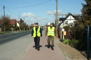 Policjant i żołnierz patrolują ulice miasta