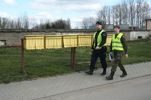 Policjant i żołnierz patrolują ulice miasta