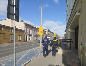 Policjant i strażnik miejski patrolują ulice