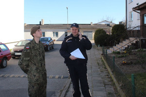 Policjant i żołnierz Wojsk Obrony Terytorialnej podczas sprawdzania adresu kwarantanny. (2).