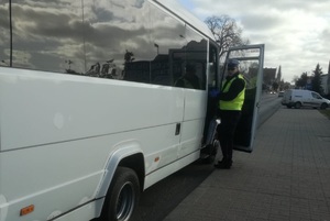 Kontrola autobusu przez policjanta.