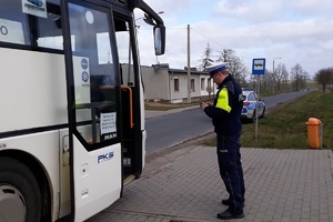 Policjant podczas sprawdzania autobusu.