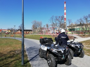 Policjanci na quadach patrolują place zabaw