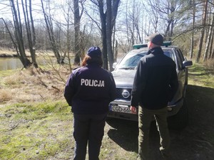 Policjantka ze strażnikiem leśnym kontrolują tereny leśne