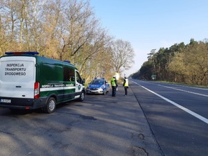 Policjanci i inspektorzy podczas działań na drodze.