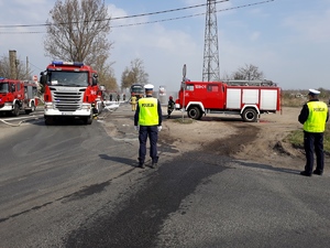 Policjanci na miejscu zdarzenia. W tle pojazdy straży pożarnej.