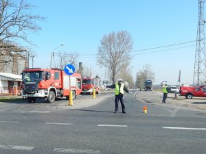 Policjant kieruje ruchem na miejscu zdarzenia.