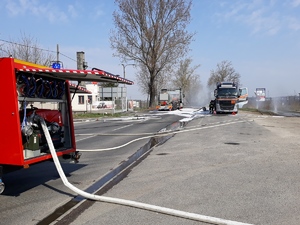 Miejsce zdarzenia. Widoczne pojazdy służb oraz cysterny.