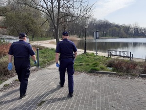 Policjanci podczas patrolu terenów przywodnych.