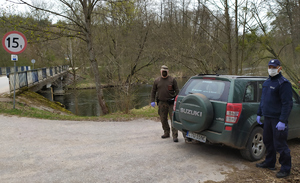 Patrol podczas służby w terenie leśnym.