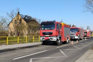 Strażacy i policjanci zabezpieczają miejsce pożaru