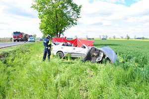 Widok na rozbity samochód osobowy