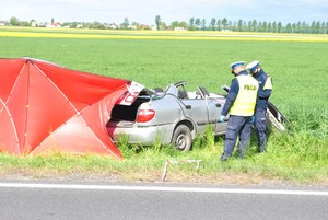 Widok na rozbity samochód osobowy