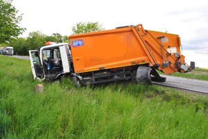 Widok na rozbity samochód ciężarowy