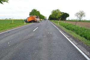 Widok na rozbity samochód ciężarowy